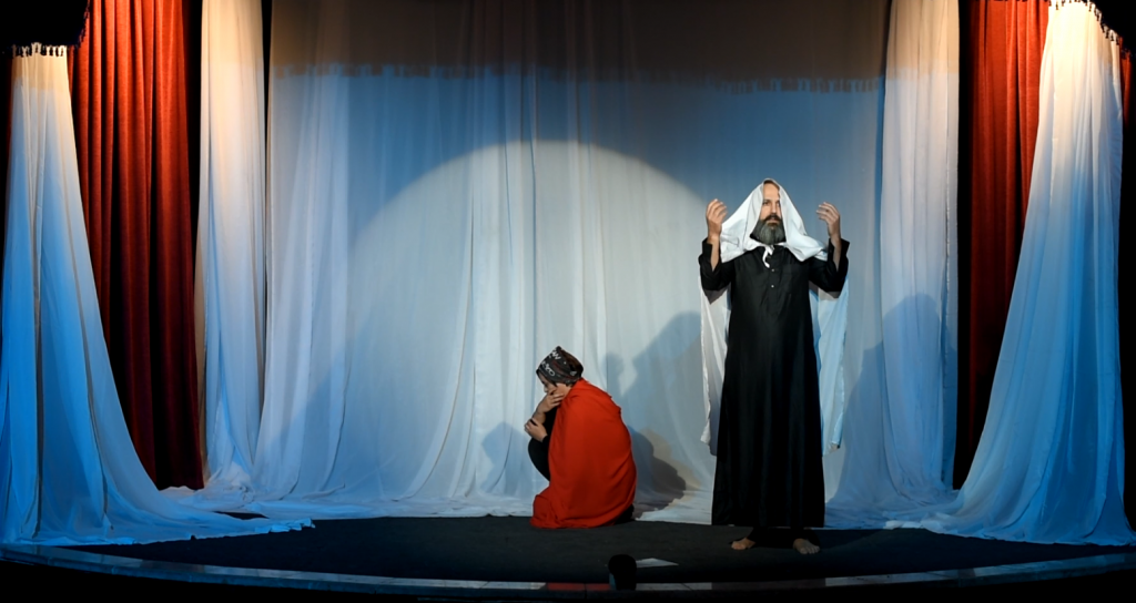 به همان نسبتی که راز و رازآلودگی در نمایشنامه هملت وجود دارد، جنون و دیوانگی هم در این نمایشنامه وجود داره که باعث به وجود آمدن پارادکسی عجیب و جذاب در ذهن مخاطب می گردد. و بیش از همه جنون ساختگی هملت و سپس جنون واقعی افلیا در نمایشنامه دیده می شود. و باعث می شود این دیوانگی، نمونه‌ای برای گریز از مسیر معمول عقل گردد.